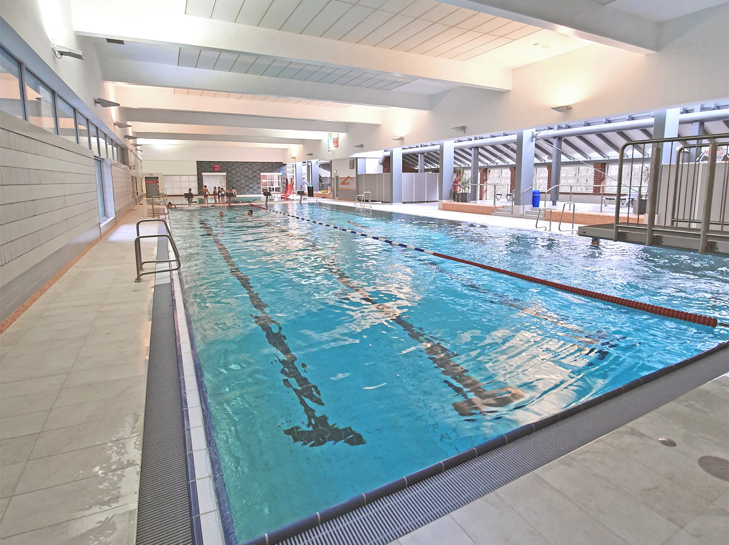 Sportbad eines kommunalen Schwimmbads für den Schwimmunterricht