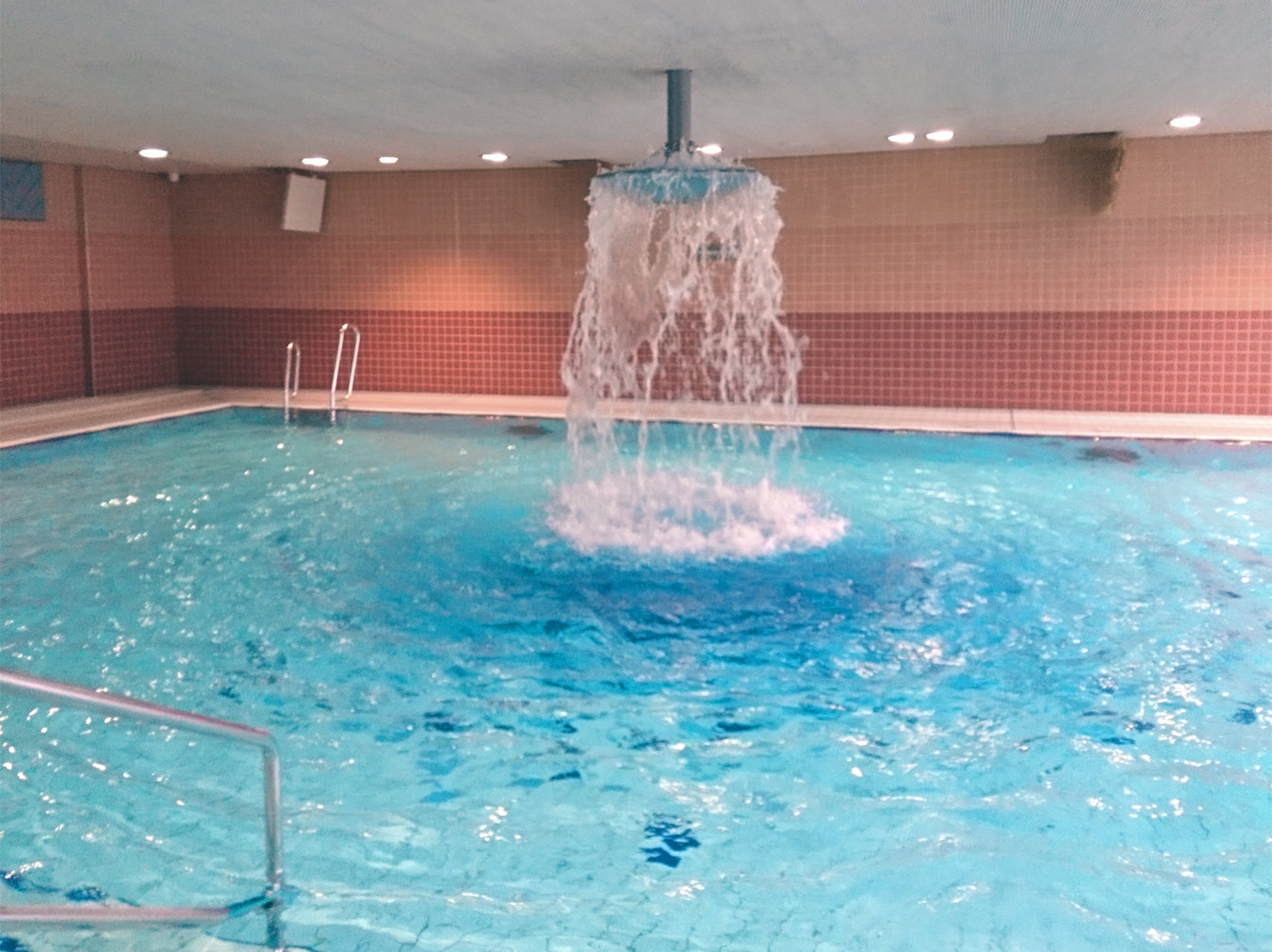 Schwimmbecken mit Wasserattraktion