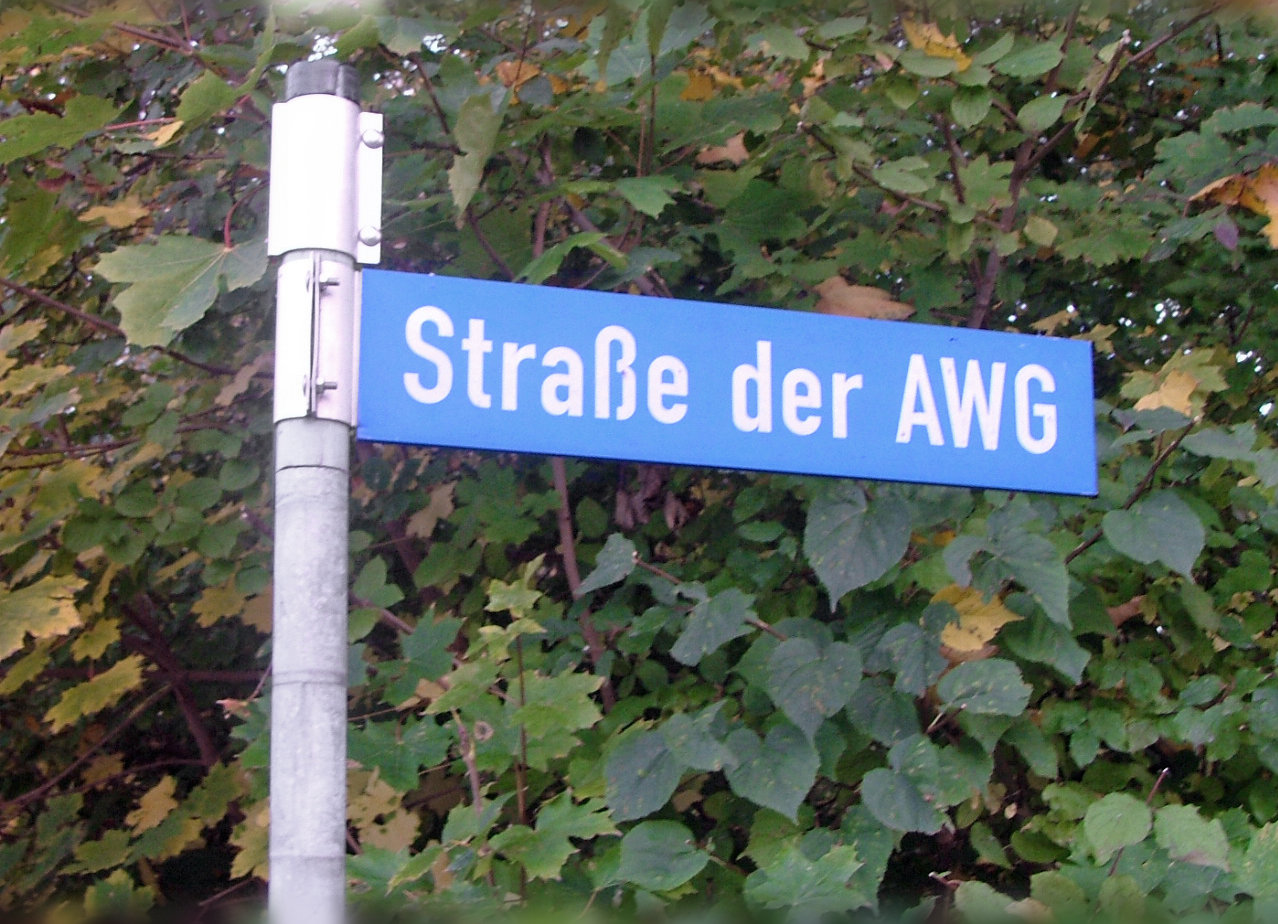 Straßenschild "Straße der AWG"